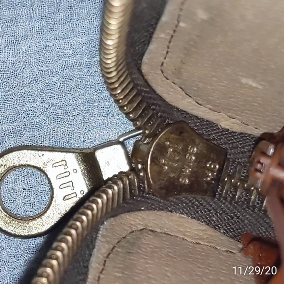 Vtg Dooney & Bourke AWL zip along wallet self trim - Picture 12 of 15